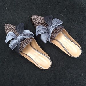 Banana Republic bowed slides